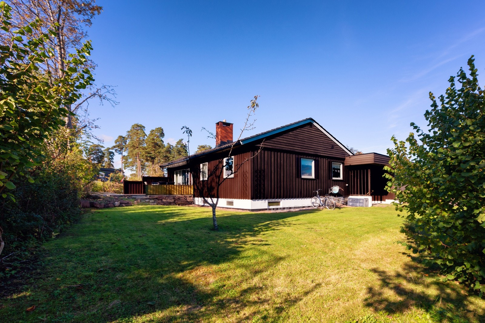 Solrik og barnevennlig hagetomt Galleribilde