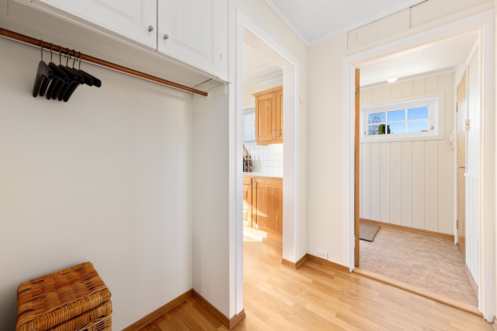 Entrèen mot kjøkkenet og gangen Galleribilde