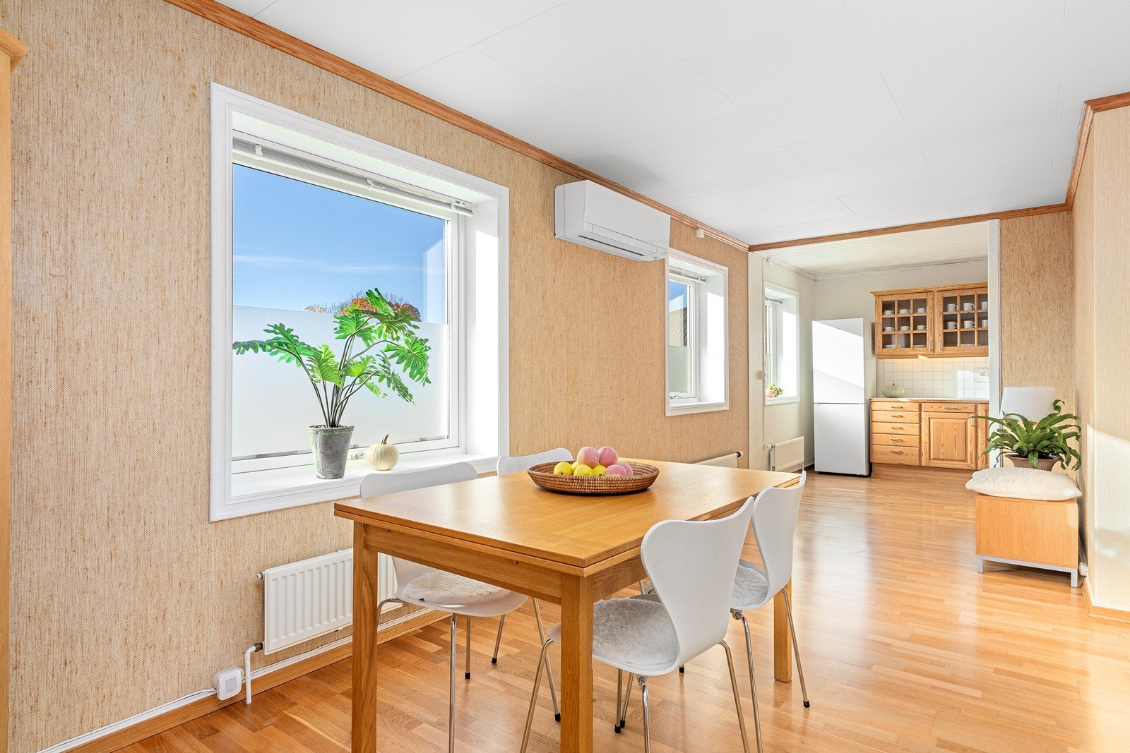 Spisestuen mot kjøkkenet Galleribilde