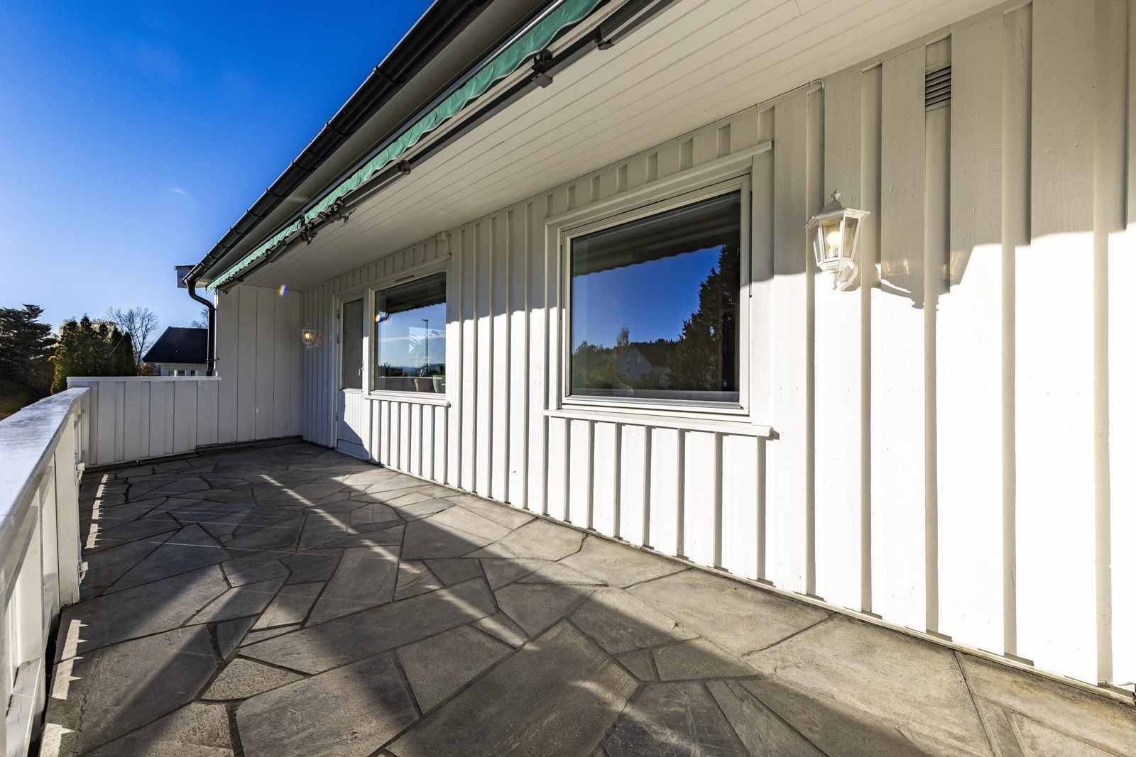 Terrasse utenfor stuen. Galleribilde