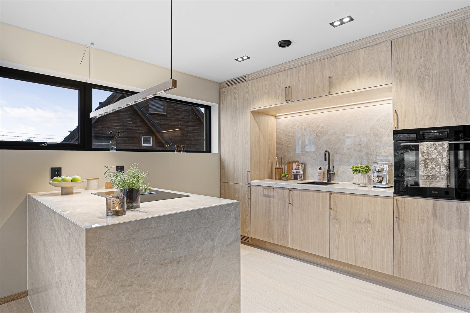 Nydelig kjøkkeninnredning laget av møbbelsnekker VolundX og to helflisede bad Galleribilde