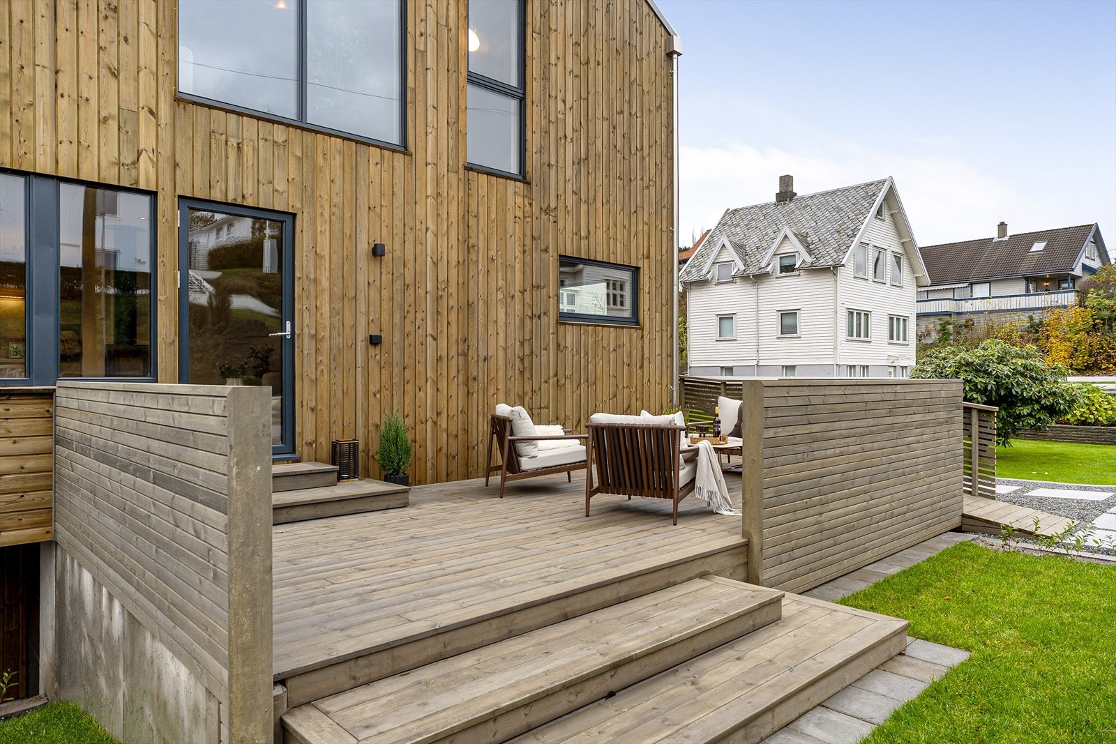 Sørvendt terrasse med i Møre Royal concise(royalimpregert grå) og skjult innfestning. Galleribilde