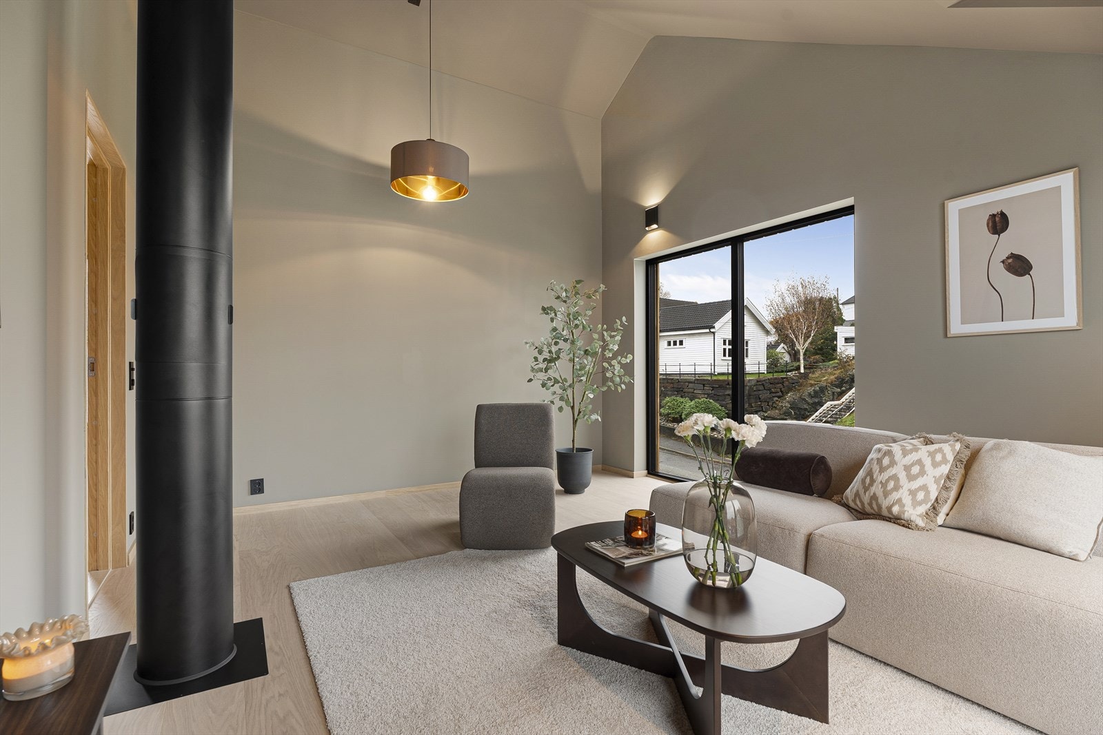 Takhøyden gir rommet et fantastisk romfølelse Galleribilde