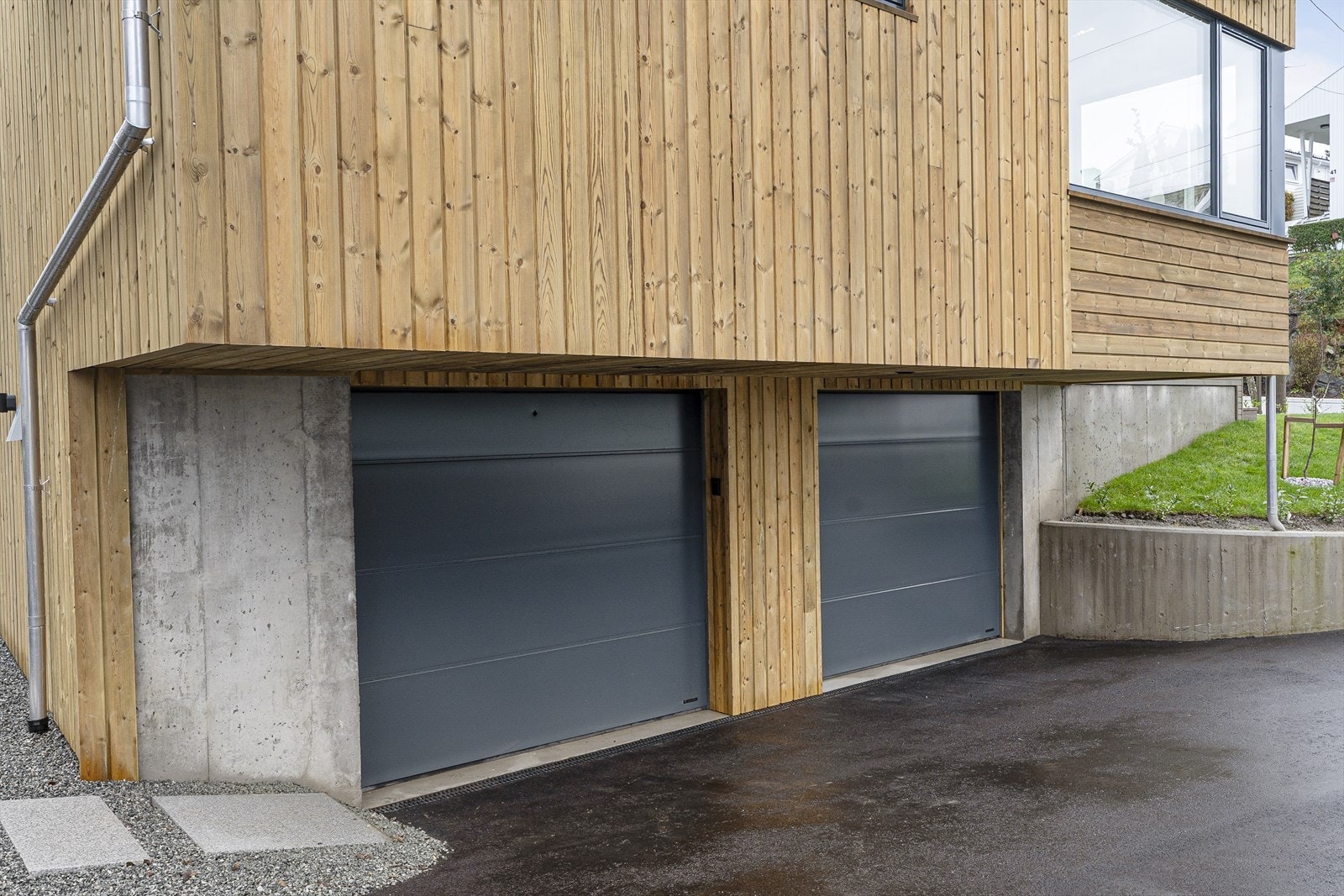 Gode parkeringsmuligheter med dobbel garasje i underetasjen Galleribilde