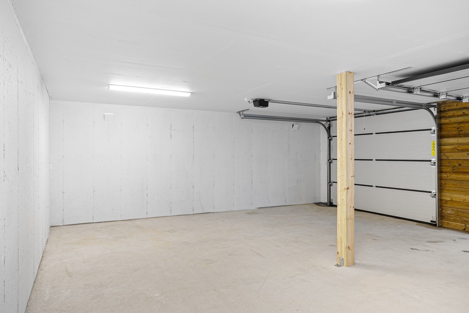 Garasjeporter med automatisk åpner og kode- og nødlås Galleribilde