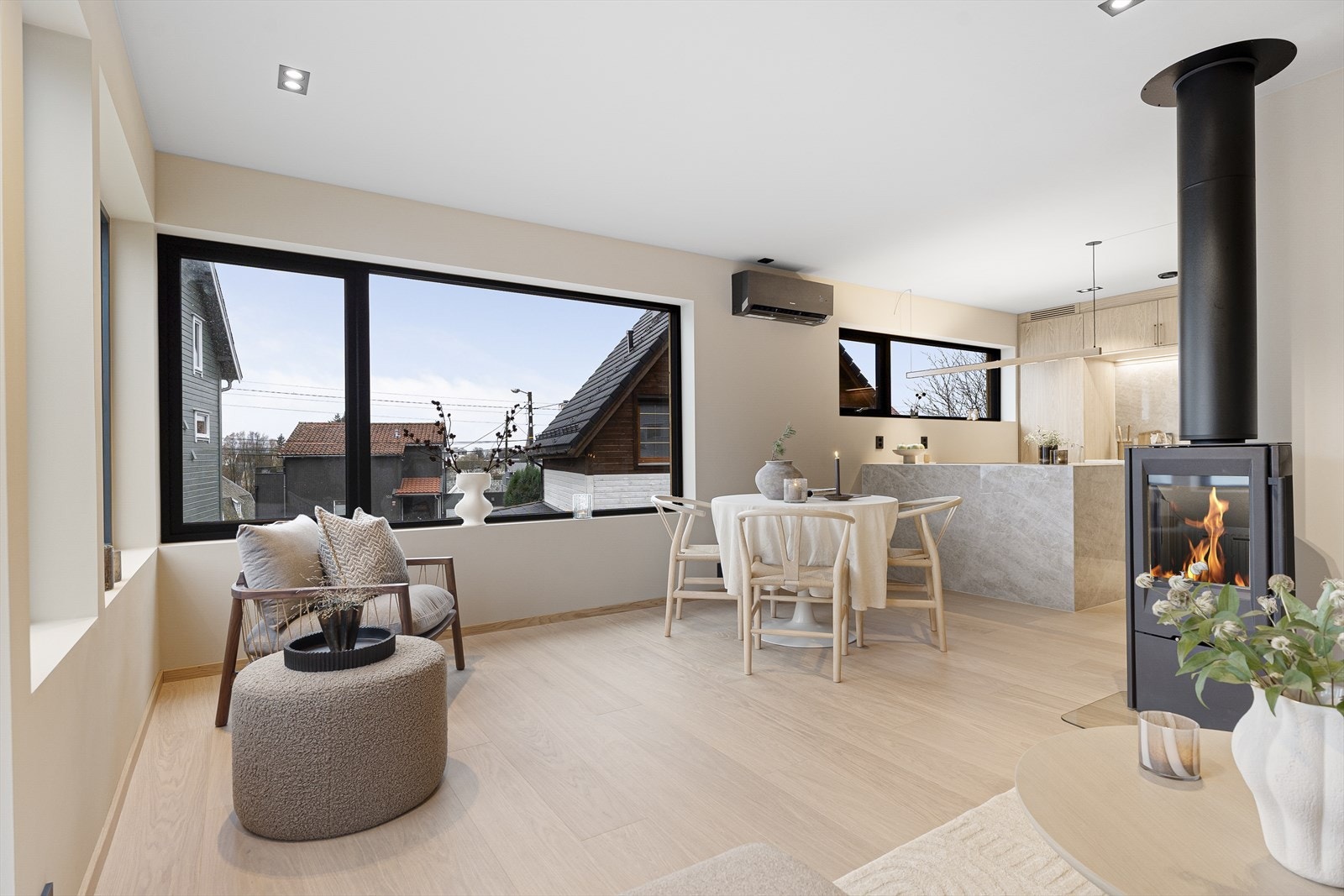 Gode møbleringsmuligheter med god plass til sofagruppe og stort spisebord Galleribilde