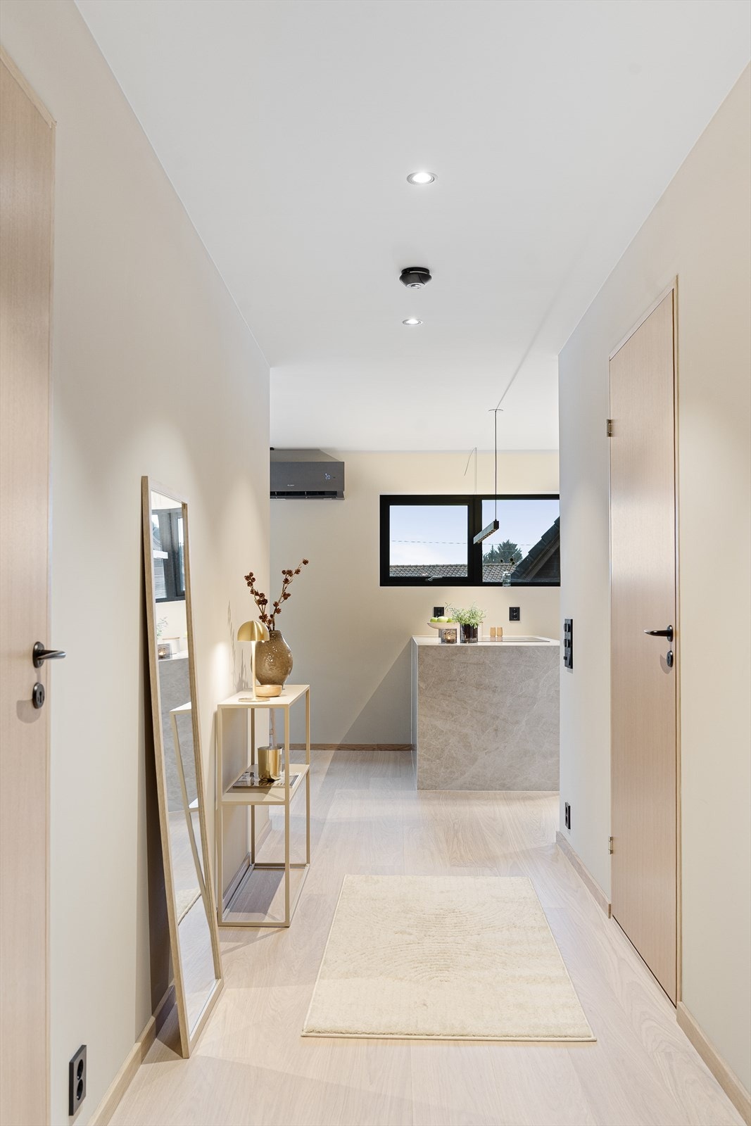 Flotte detaljer som eikedører er gjennomgående i boligen Galleribilde