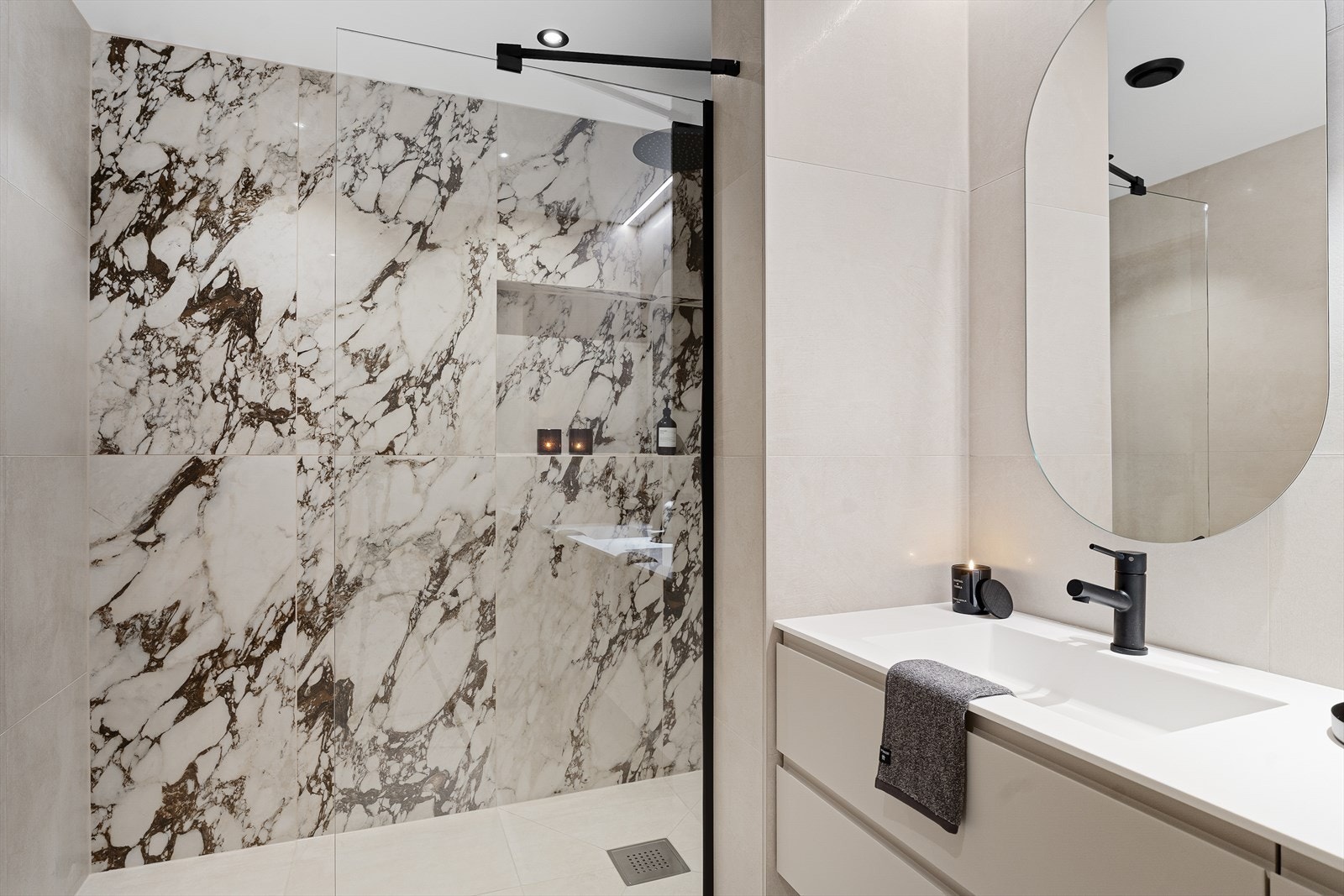 Badet inneholder stor dusjnisje, dobbel innredning med servant og vegghengt toalett. Galleribilde