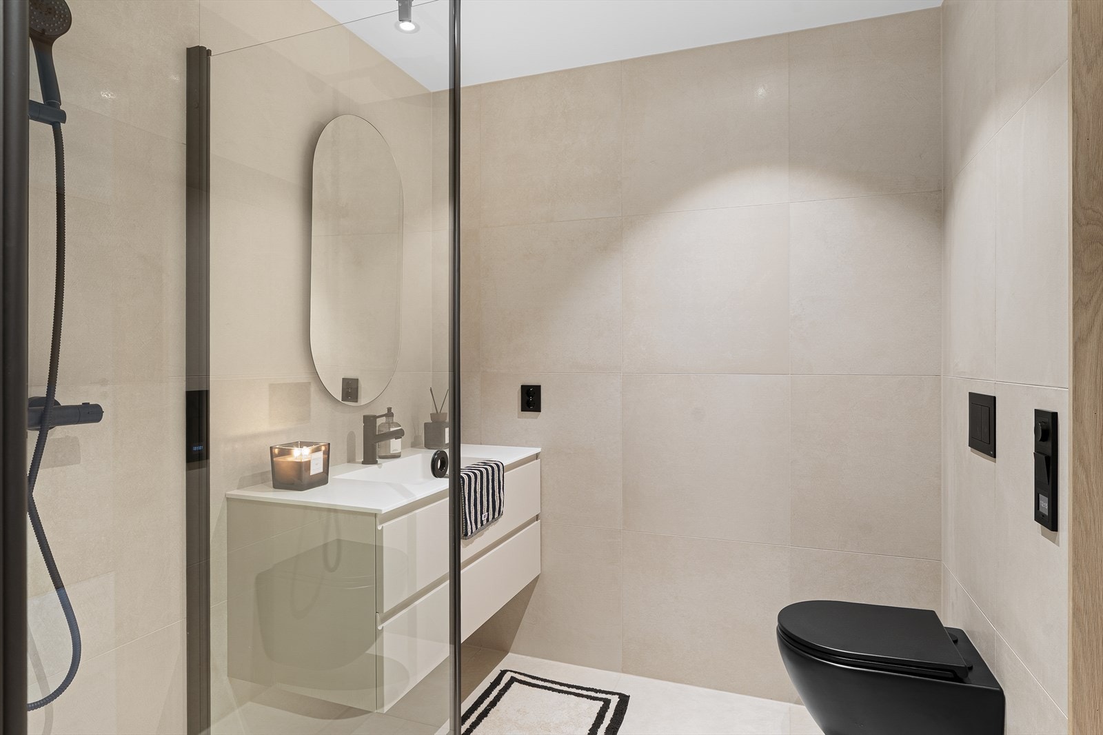 Delikat helfliset bad/vaskerom med flotte italienske fliser i varme toner Galleribilde