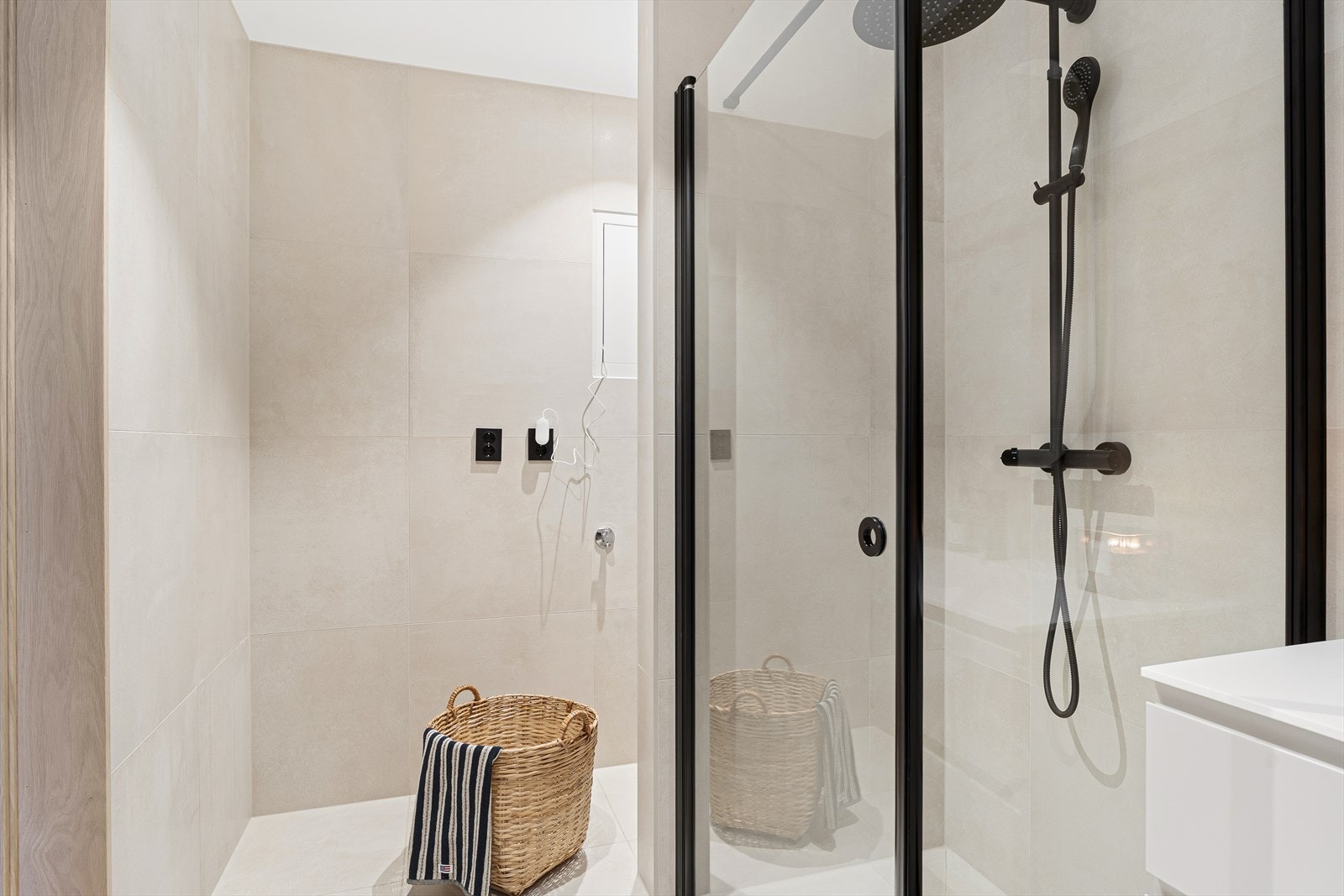 Badet har opplegg for vaskemaskin og plass til tørketrommel Galleribilde