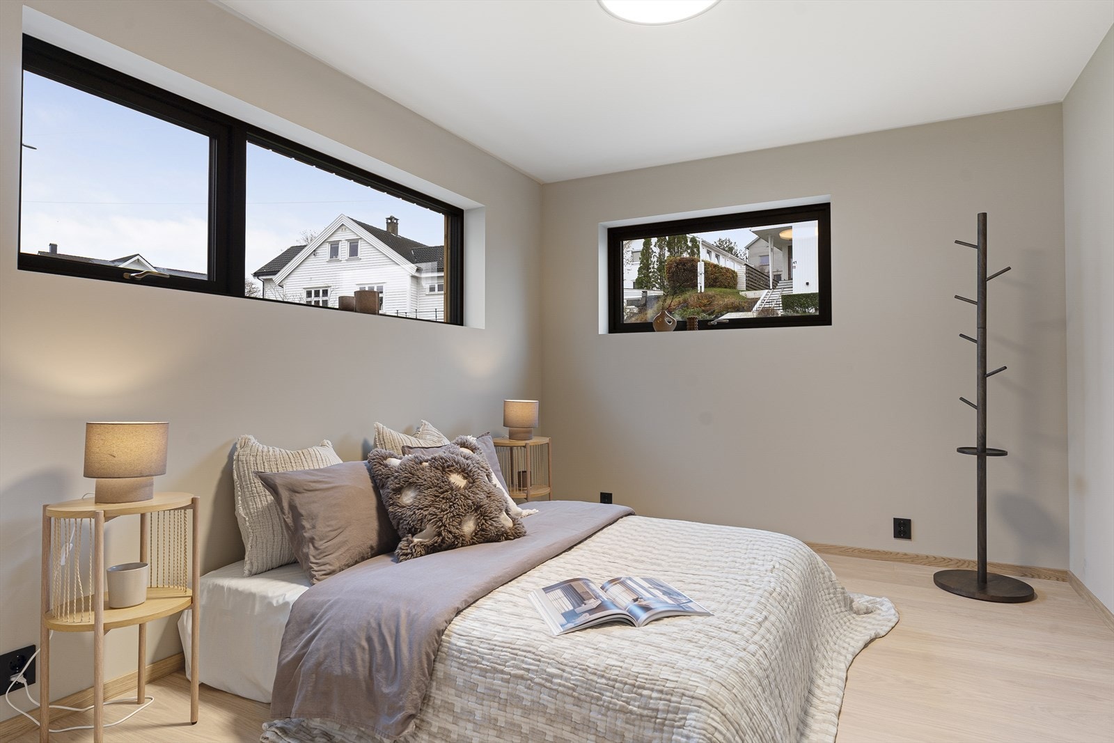 Romslig hovedsoverom i hovedetasjen med god plass til dobbelseng og tilhørende nattbord Galleribilde