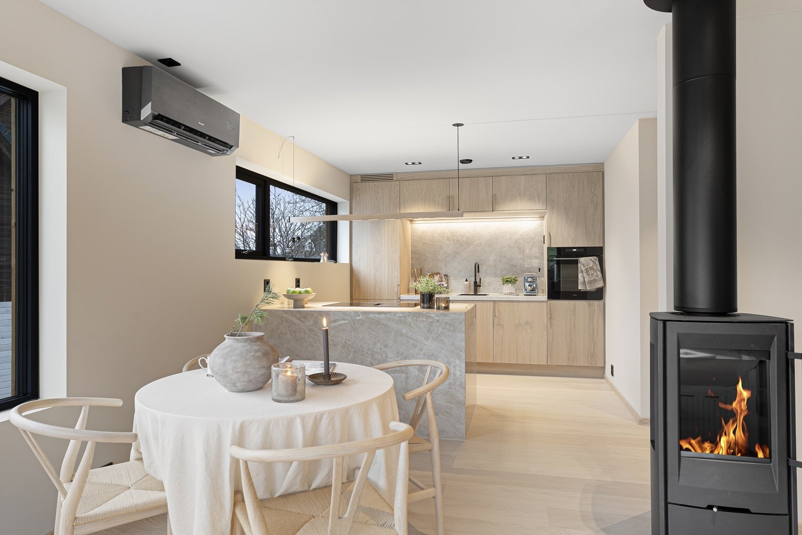 God planløsning som inneholder: Stue/kjøkken, tre soverom, loftstue, to bad, grovbod og gang/entré. Dobbel garasje i underetasjen Galleribilde