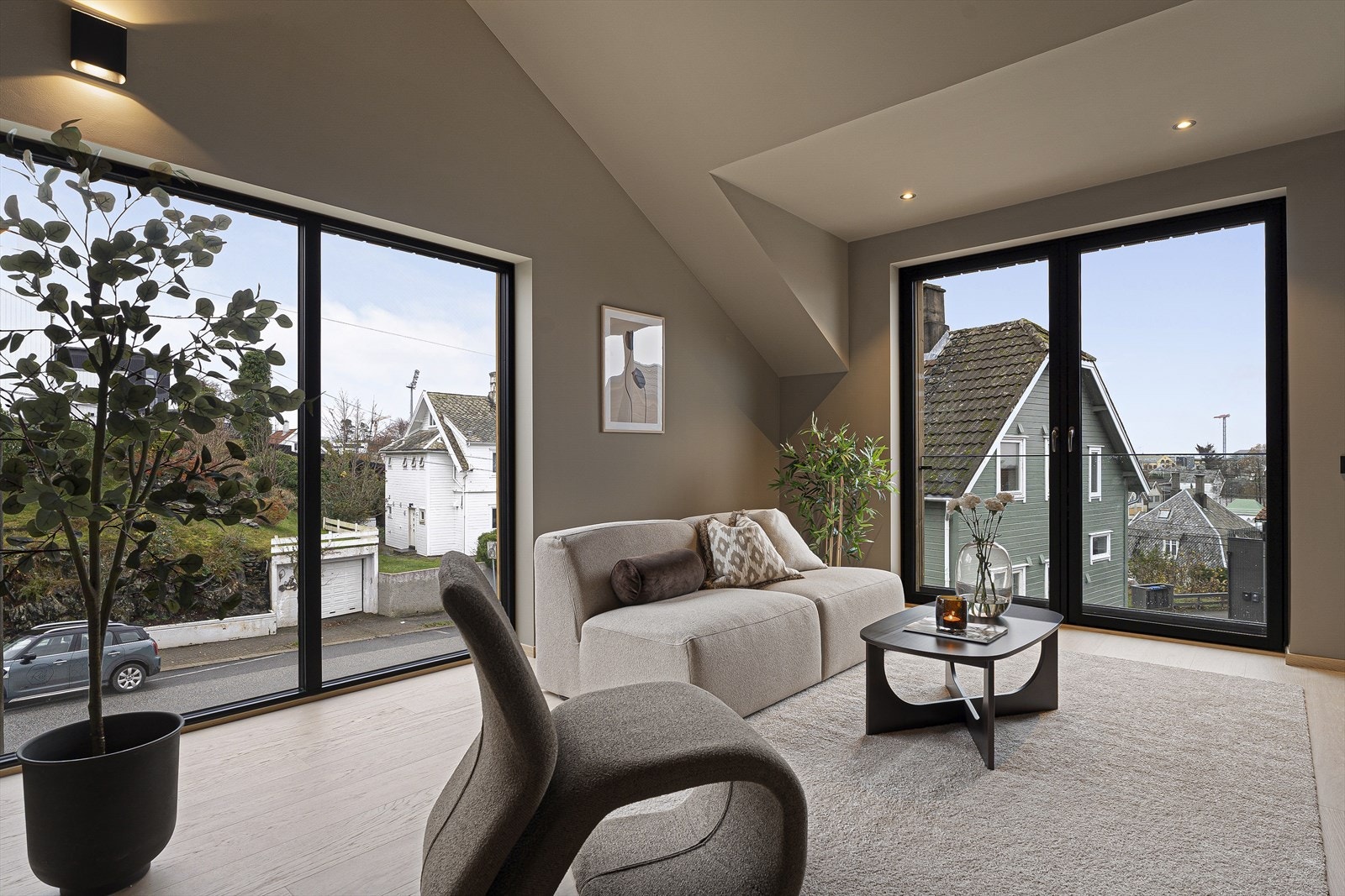 Stor stue nr. 2 i 2. etasje(eventuelt soverom) med store vindusflater som gir mye naturlig lys Galleribilde