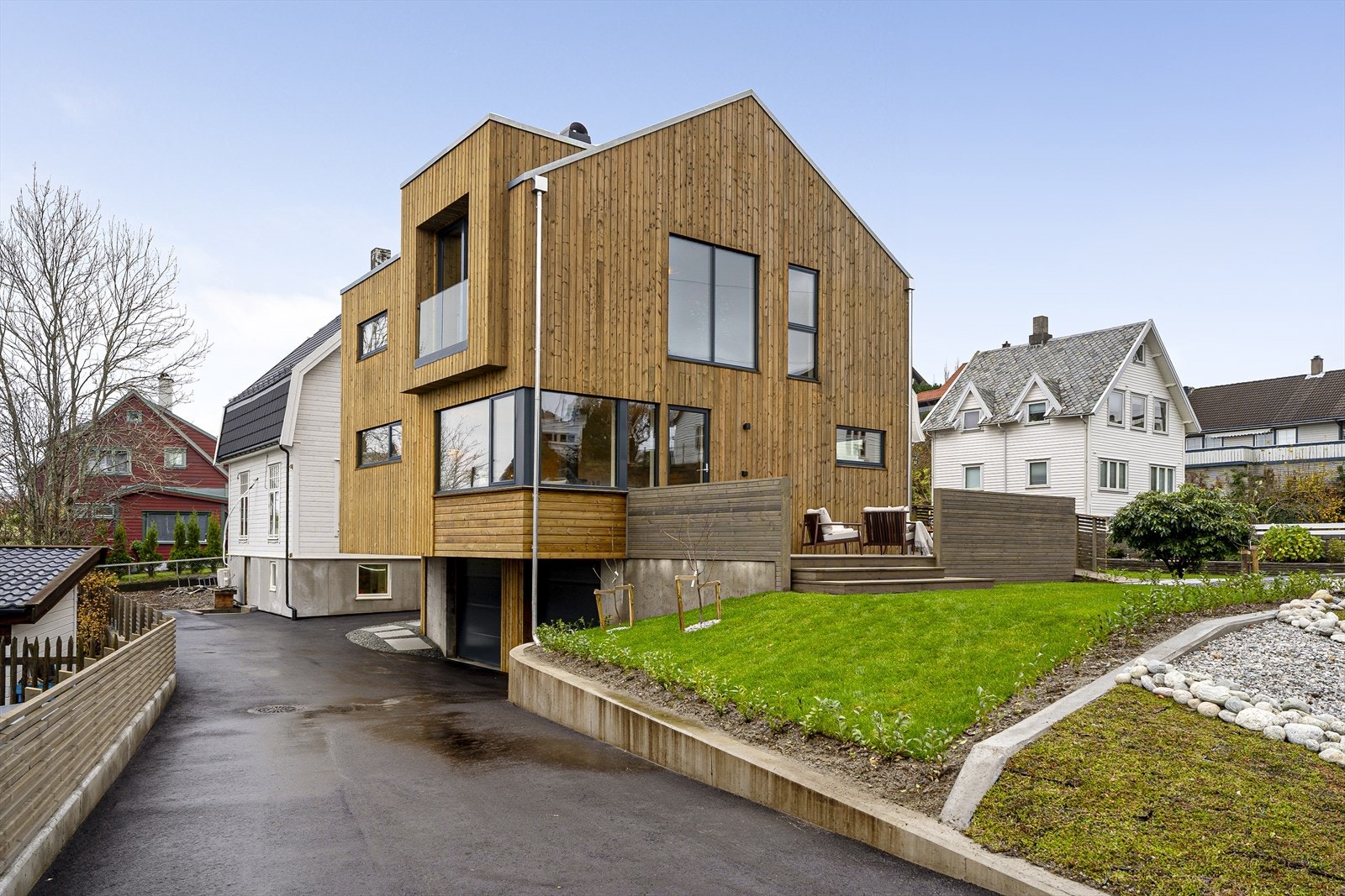 Eneboligen har flott kledning i Møre Røyal concise natur med skjult innfesting som skal gråne naturlig Galleribilde