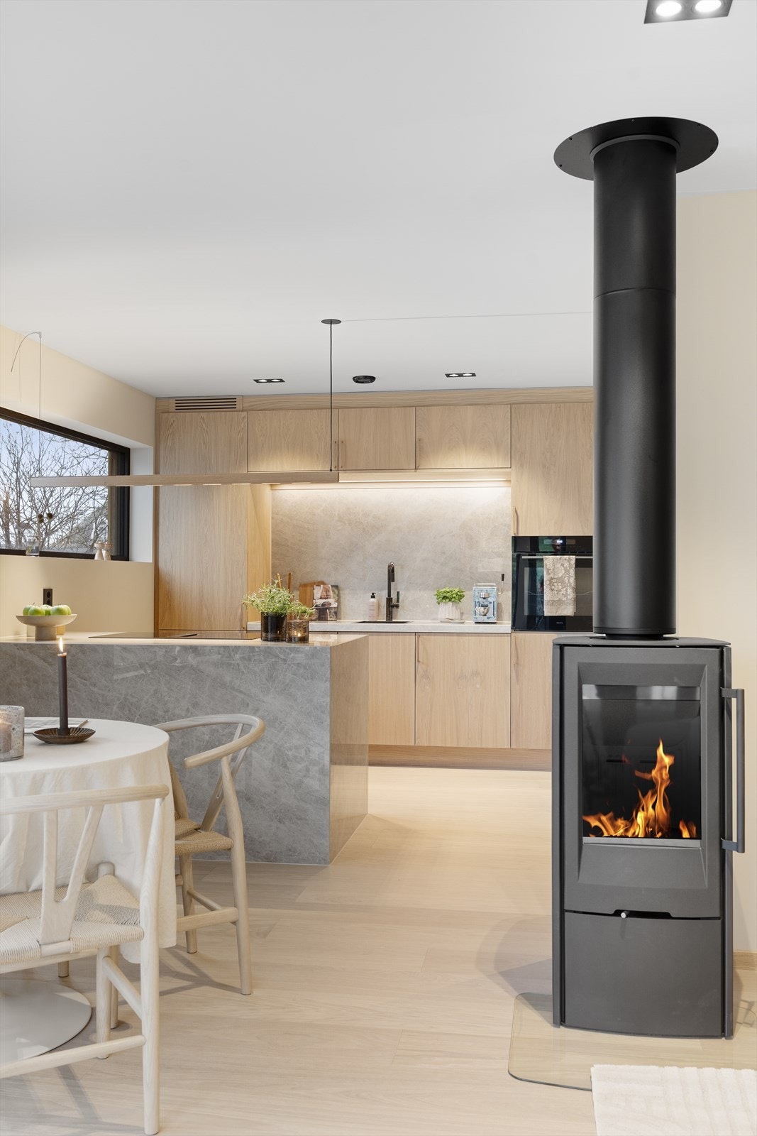 Vedovn og varmepumpe står for oppvarming Galleribilde