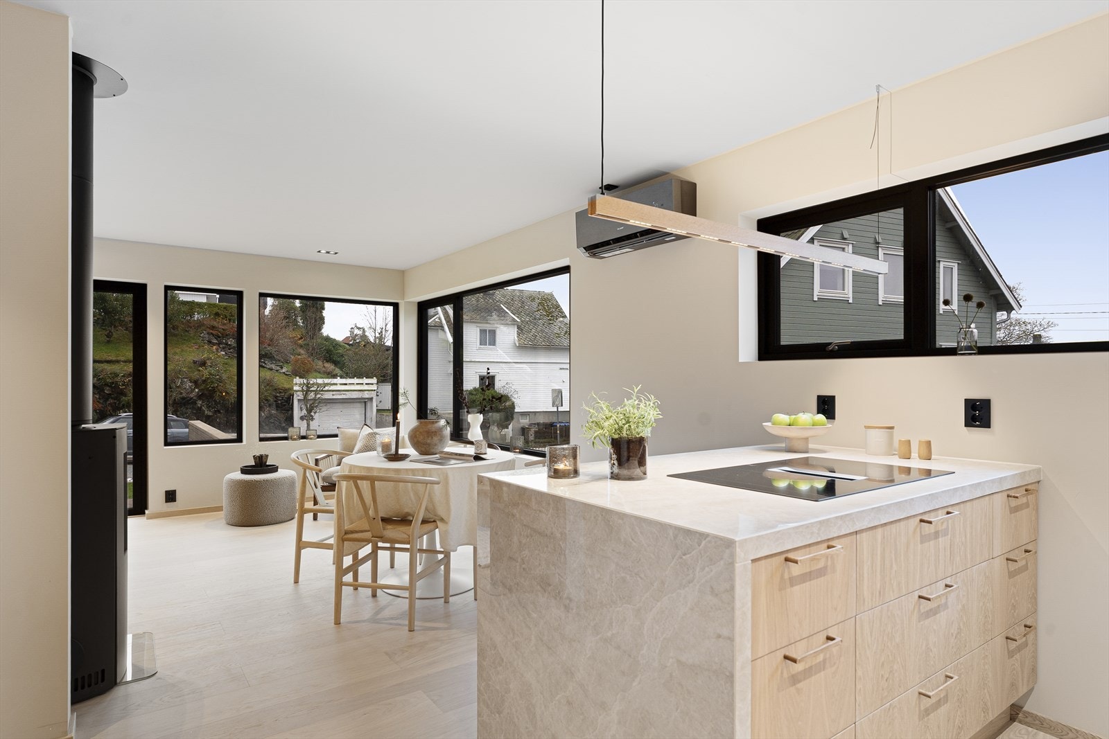 Store vindusflater gir mye naturlig lys Galleribilde