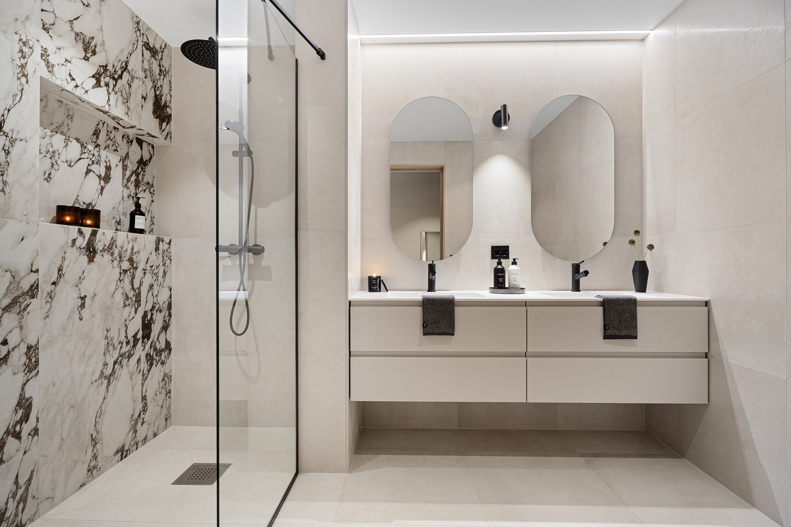 Fantastisk bad med nydelig italienske fliser Galleribilde