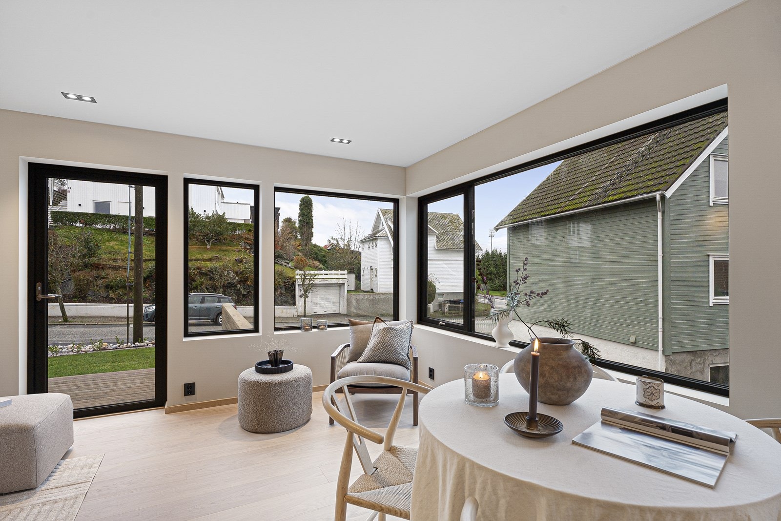 Utgang til sørvendt terrasse med gode solforhold Galleribilde