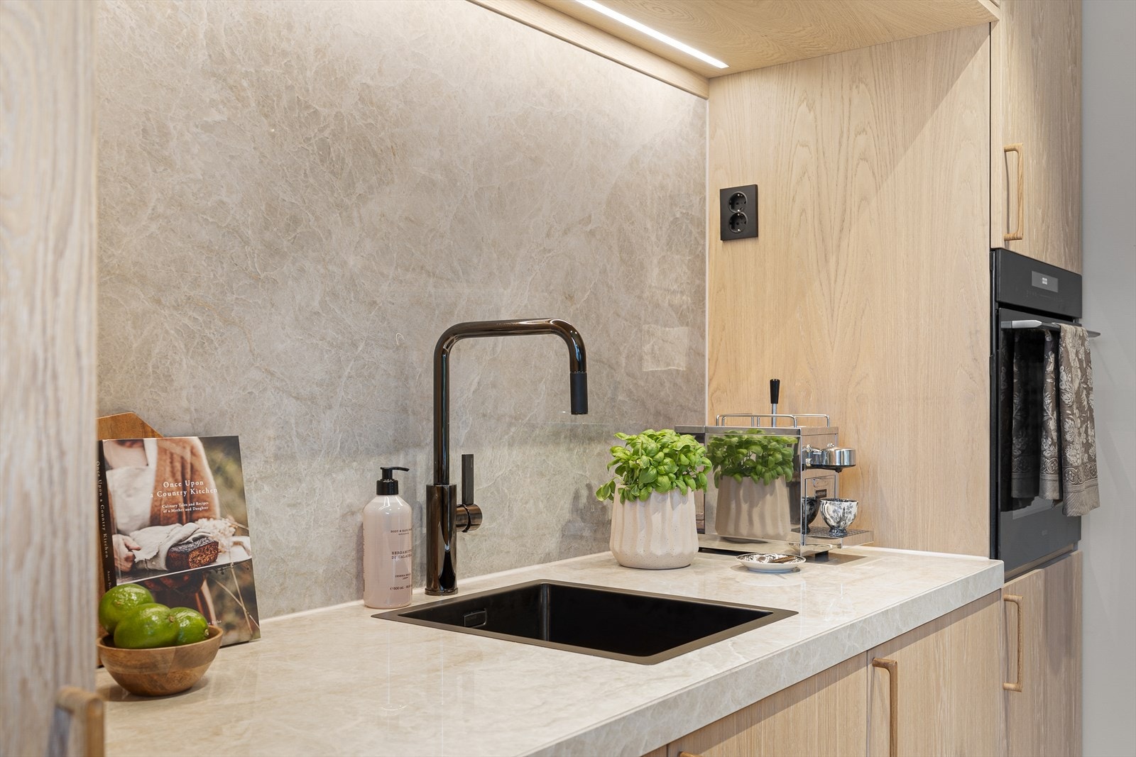 Kjøkken med flott benkeplate italienske fliser Galleribilde