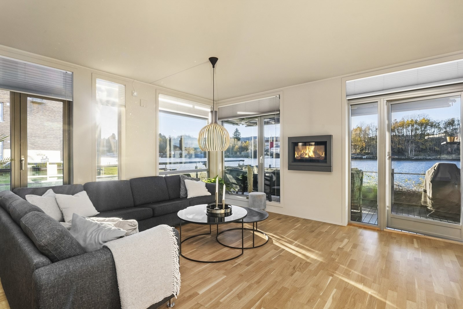 Stuen har store vindusflater som sørger for godt lysinnslipp. Galleribilde