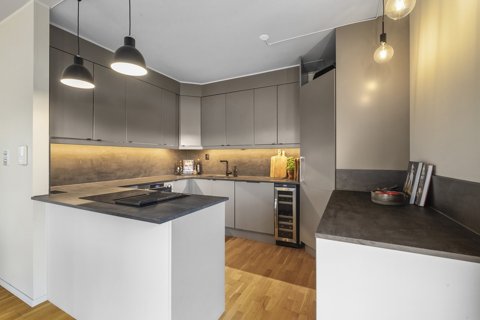 Delikat kjøkken med slette fronter på over- og underskap. Galleribilde