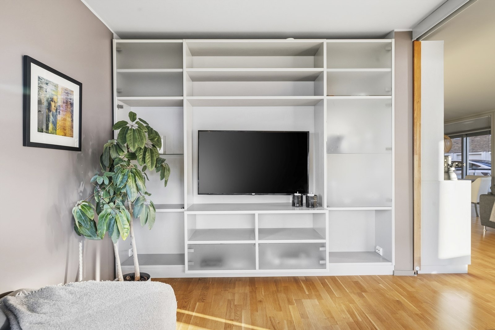 Tv-stuen er utstyrt med skap som gir rikelig plass til oppbevaring. Galleribilde