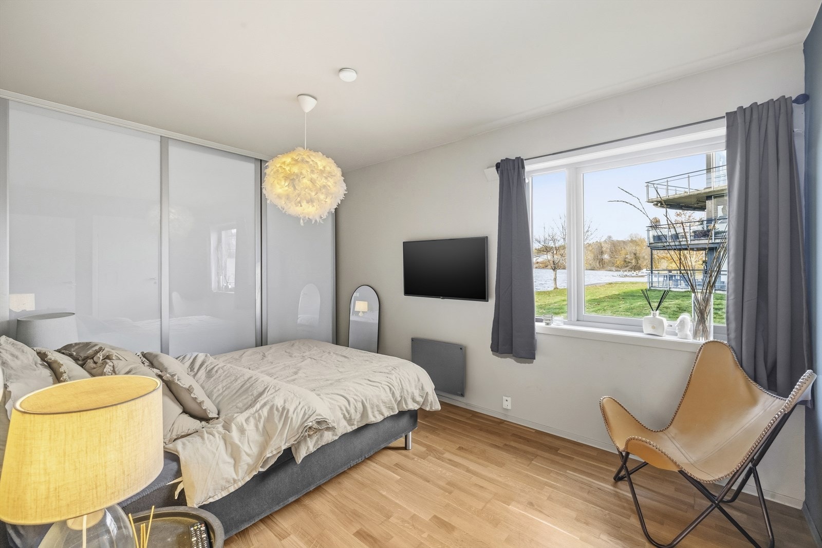 Hovedsoverommet har god plass til dobbeltseng, andre møblementer og har skyvedørsgarderobe. Galleribilde