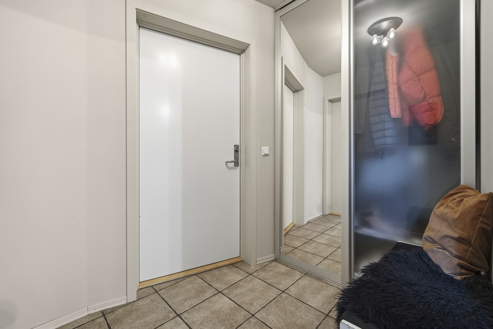 Flislagt entrè med skyvedørsgarderobe. Galleribilde