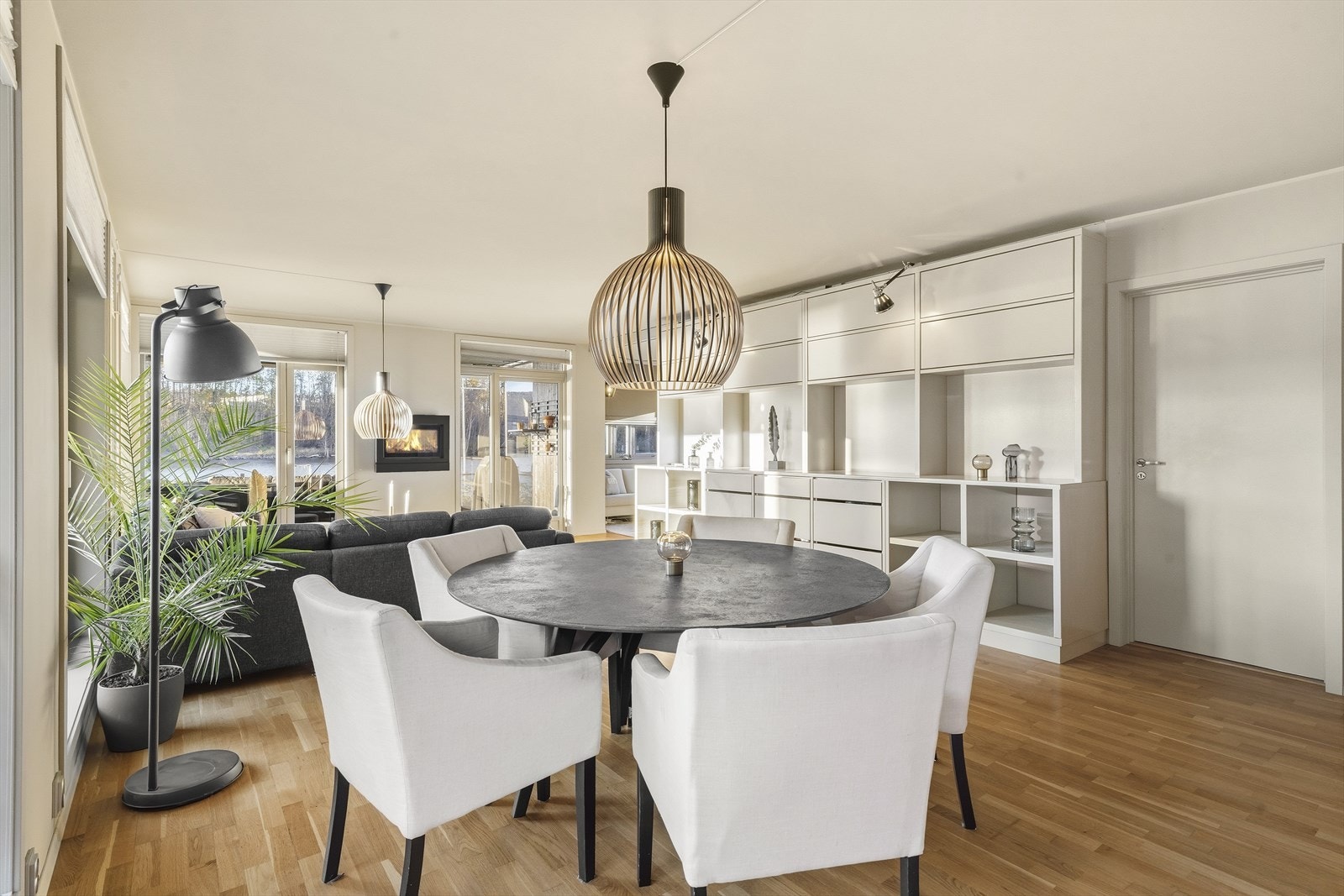 God plass til både sofagruppe og spisestue. Galleribilde