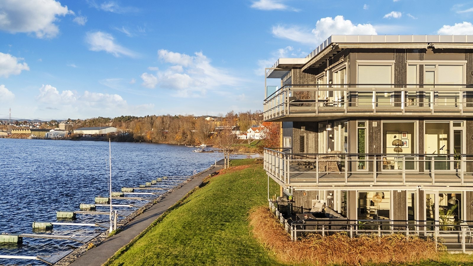 Terrassen strekker seg fra øst til vest med utgang fra kjøkken/spisestue og stuen Galleribilde