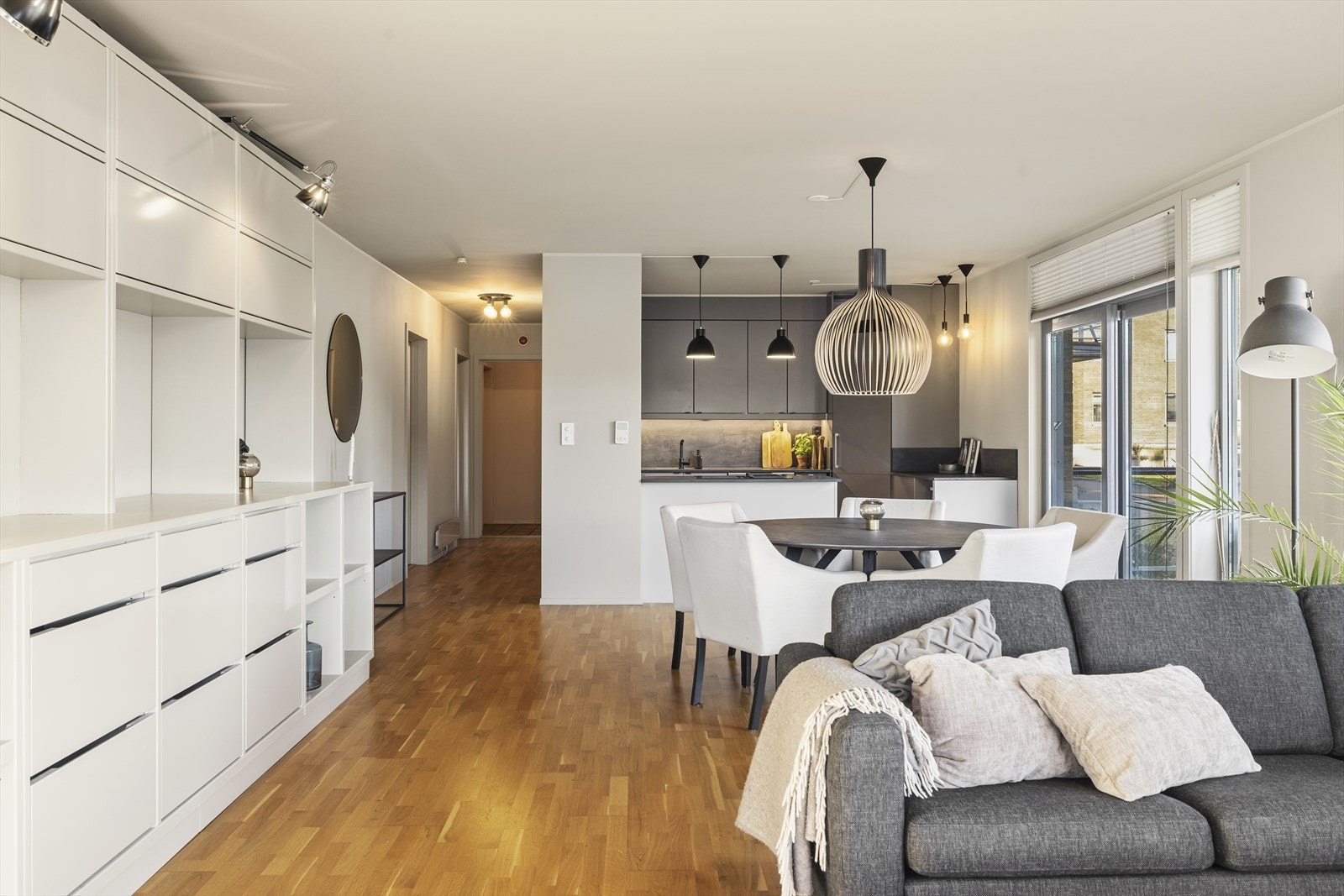 Det er åpen løsning fra stue til kjøkken som skaper en større romfølelse. Galleribilde