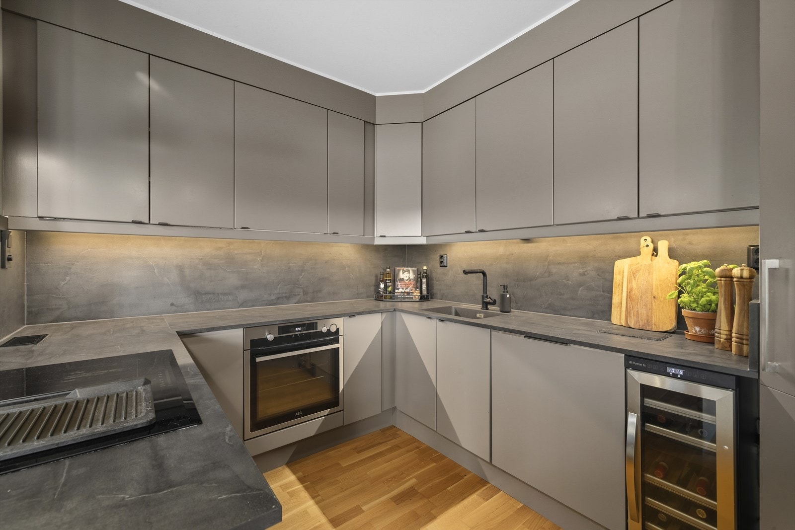 Det er god oppbevaringsplass og rikelig med arbeidsplass på benkeplater. Galleribilde