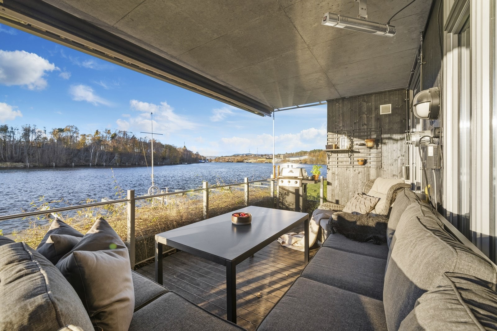 Fra overbygget terrasse er det nydelig utsikt mot elven Galleribilde