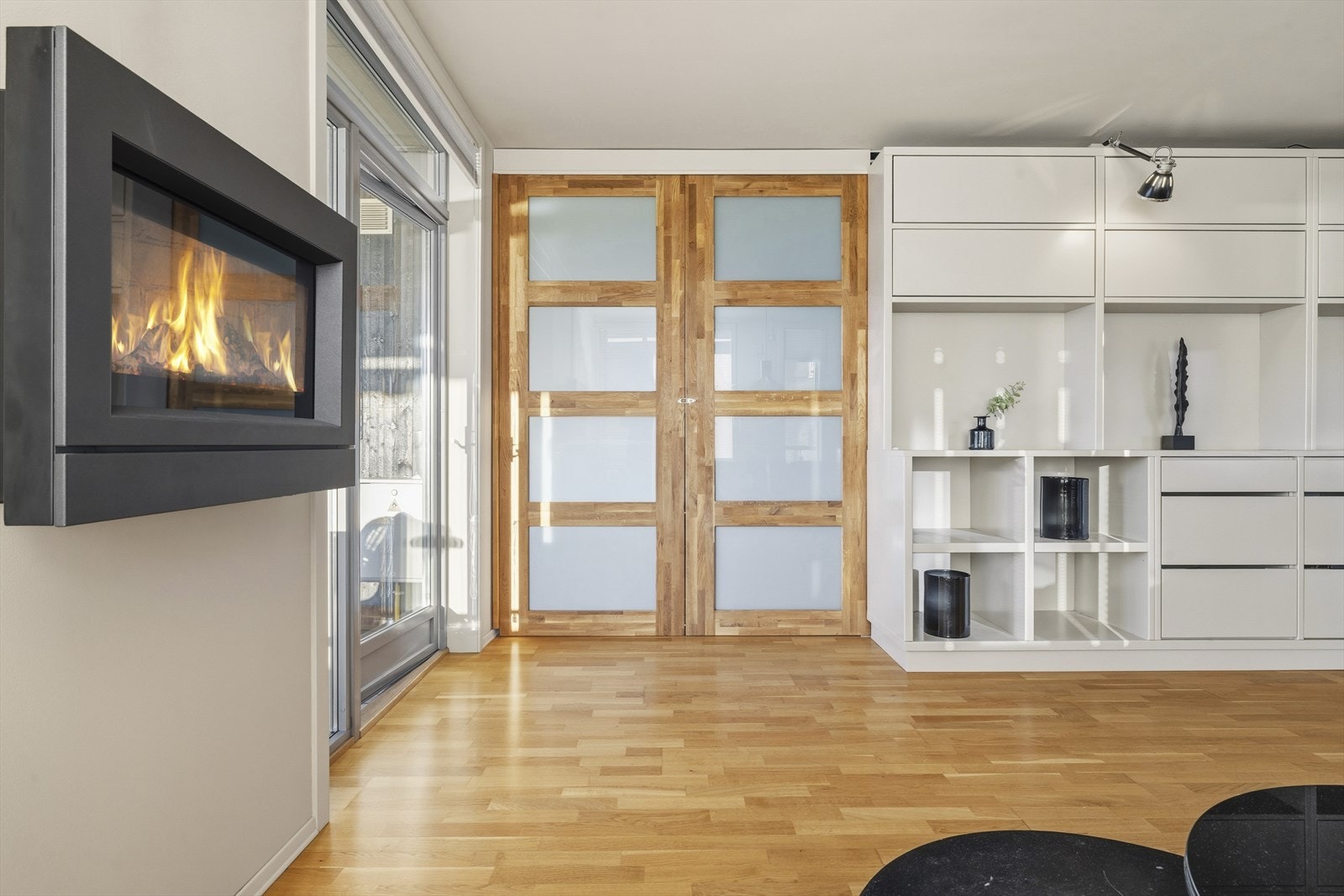 I stuen er det en moderne gasspeis som sørger for en hyggelig atmosfære. Galleribilde