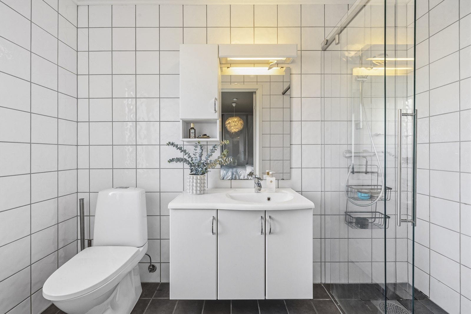 Hovedbad har nøytrale fliser på vegger og gulv, med varmekabler - ligger i tilknytning til hovedsoverom Galleribilde