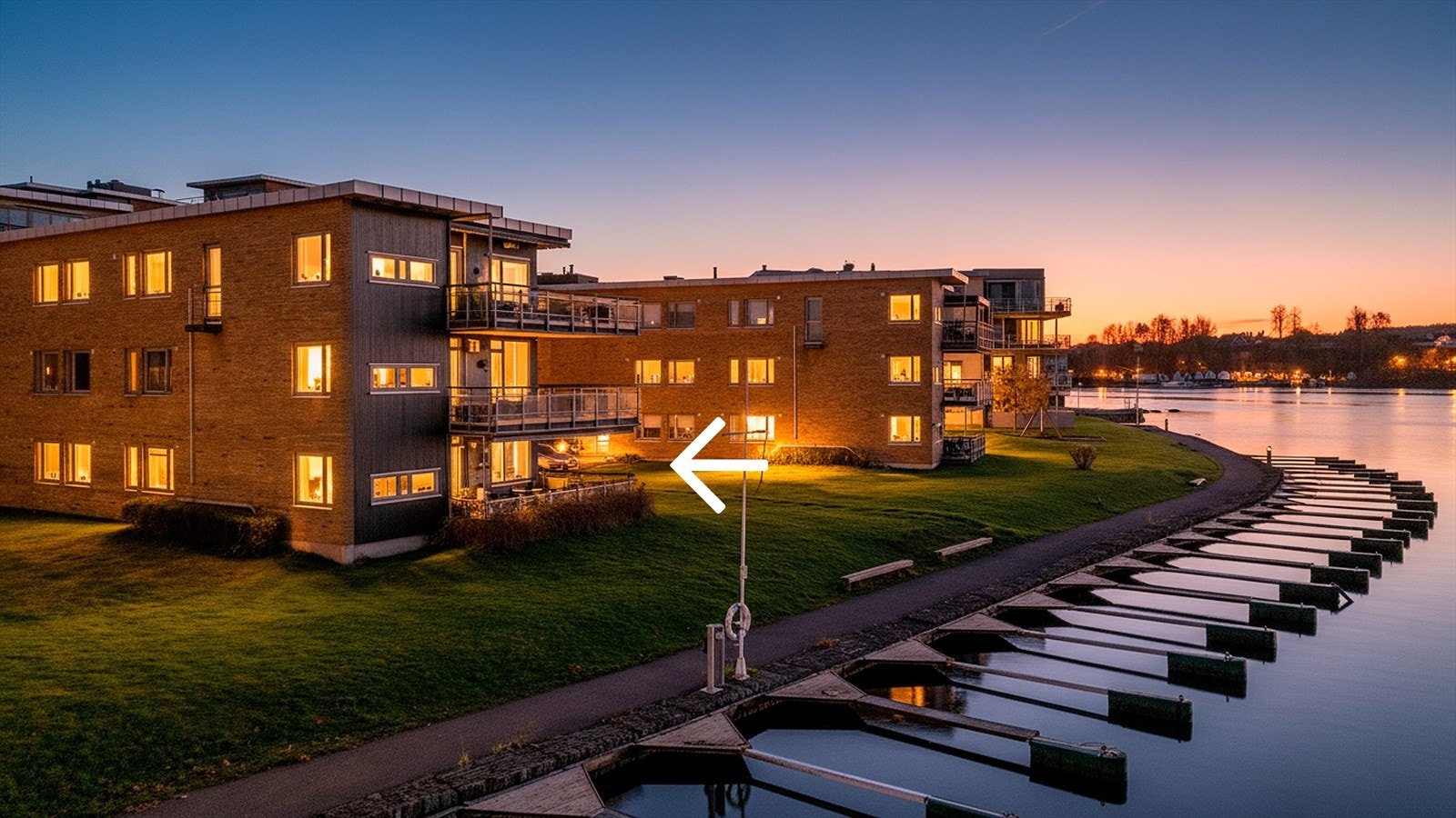 Velkommen til Borgestadholmen 66! Denne lekre leiligheten har en fantastisk beliggenhet på ytterste rekke mot elven Galleribilde