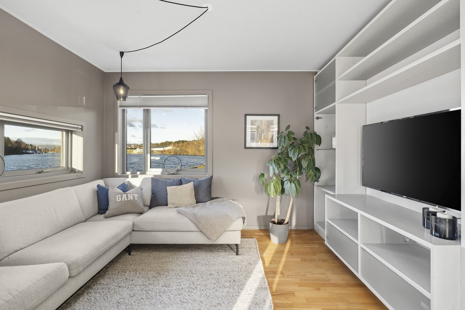 Koselig tv-stue med god plass til sofagruppe og Tv-møblement. Galleribilde