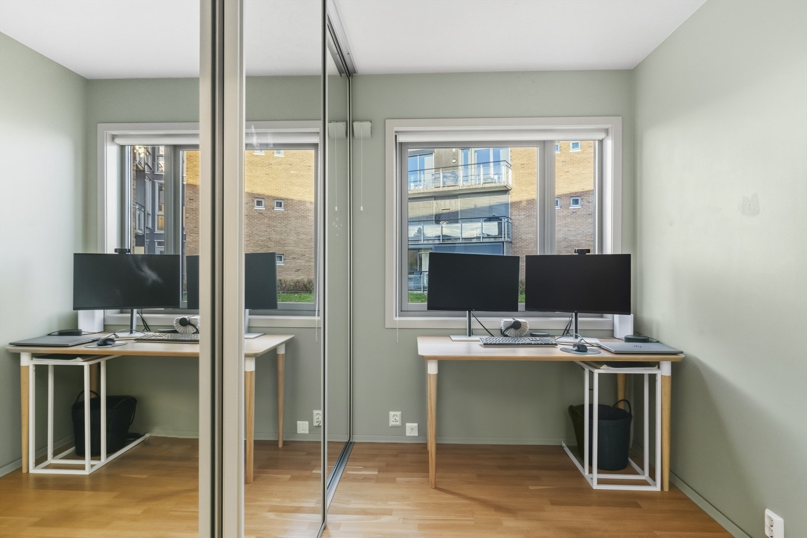 Soverom 3 benyttes i dag som kontor og har skyvedørsgarderobe. Galleribilde