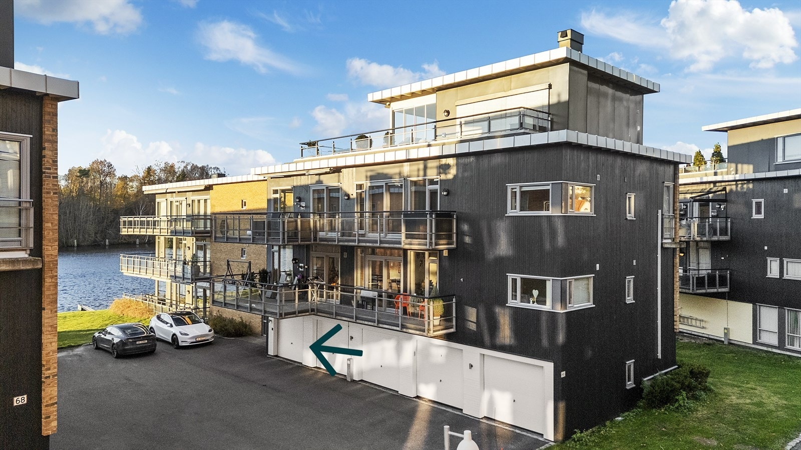 Garasje med tilhørende bod ligger rett ved inngangen til leiligheten Galleribilde