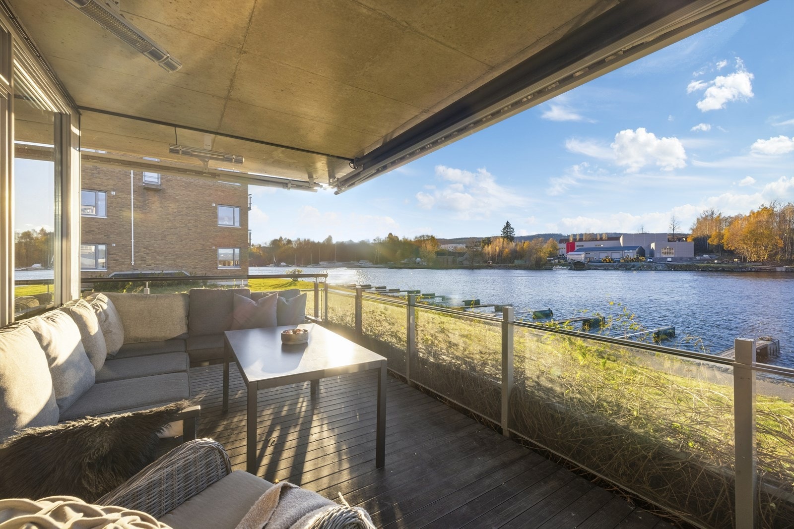 Det er svært gode solforhold på verandaen. Galleribilde