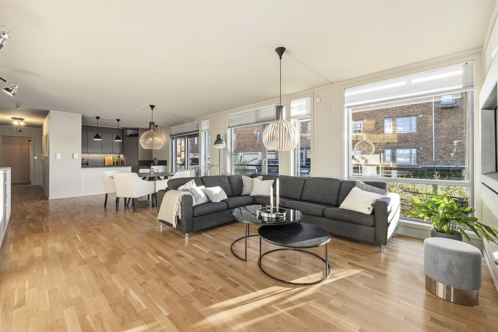 Lys og innbydende stue, med hyggelige soner og gode møbleringsalternativ Galleribilde