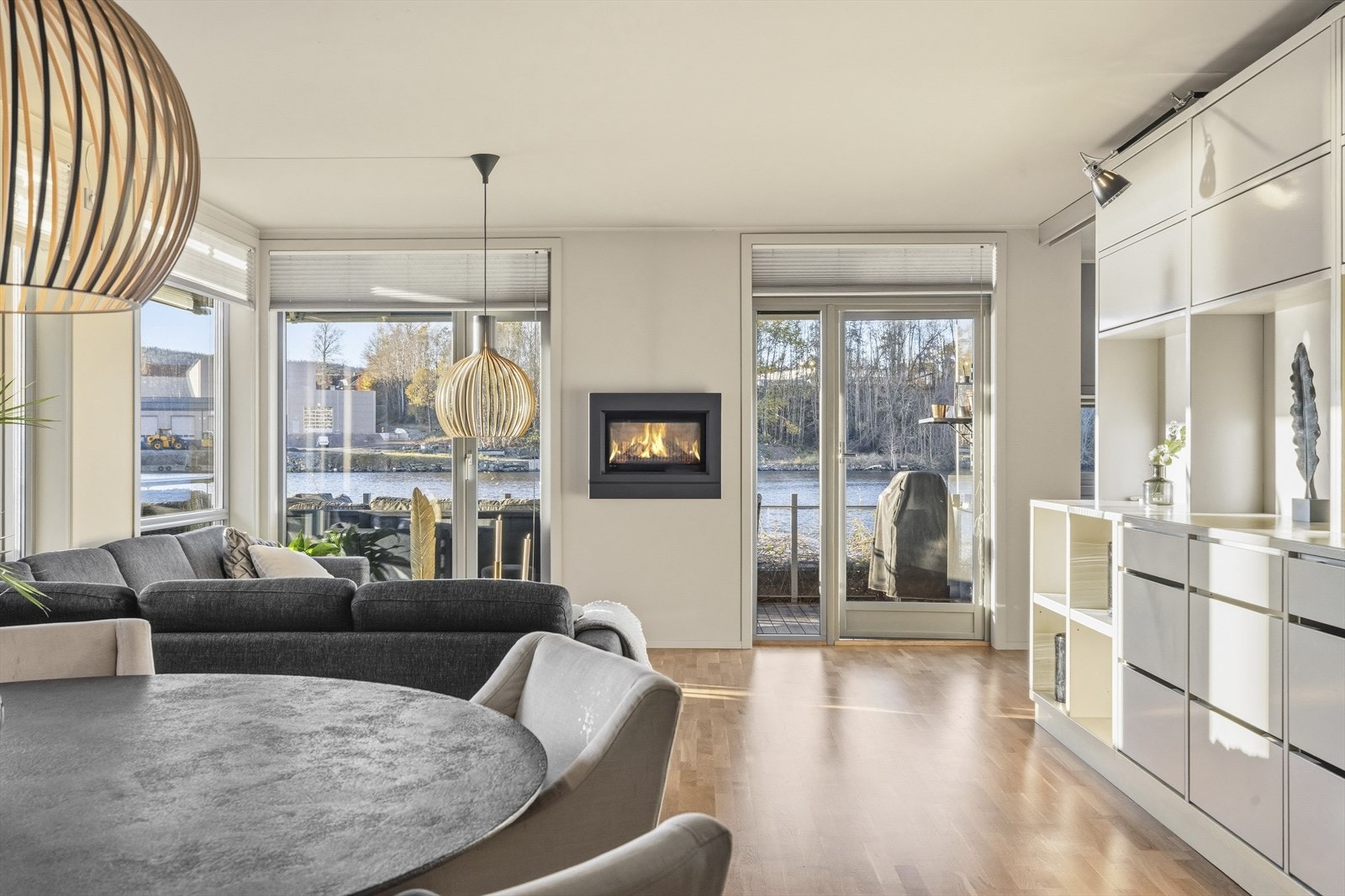 Fra stuen er det utgang til overbygget veranda. Galleribilde