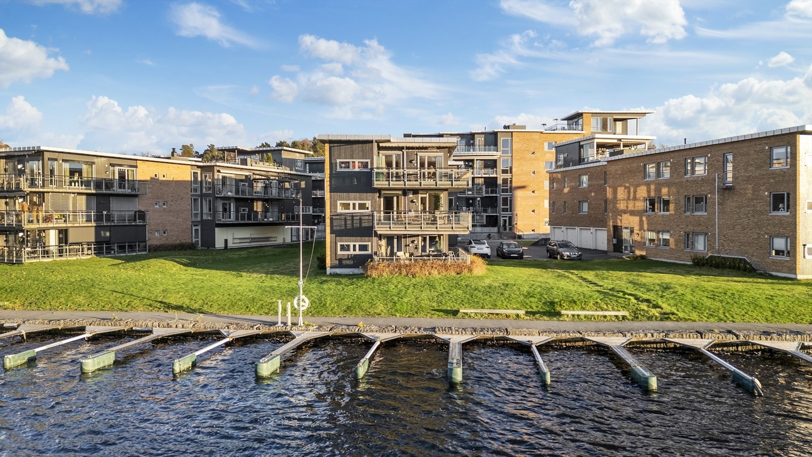 Småbåthavn rett utenfor leiligheten - det er mulighet for kjøp av båtplass Galleribilde