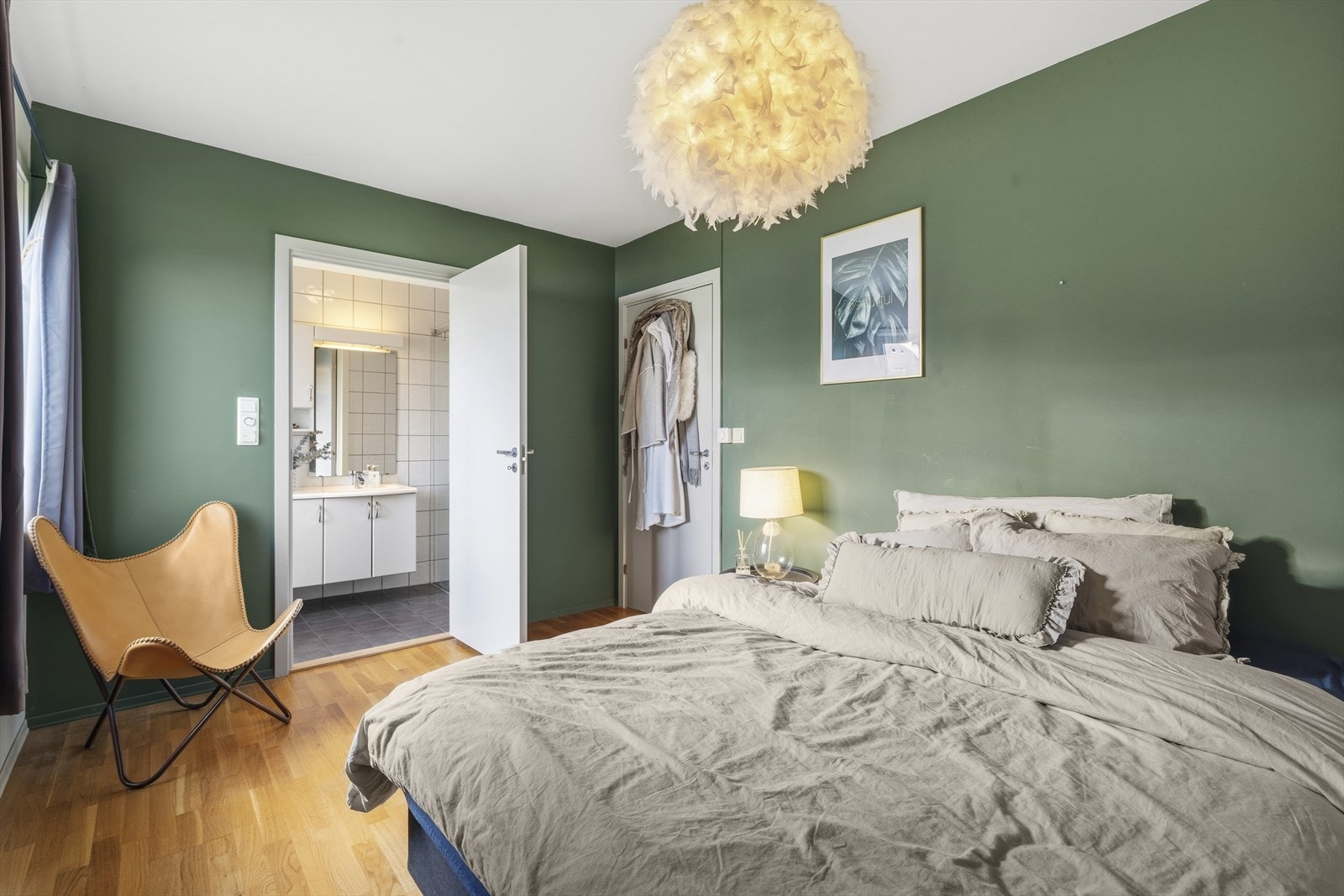 Hovedsoverommet har inngang til privat bad. Galleribilde