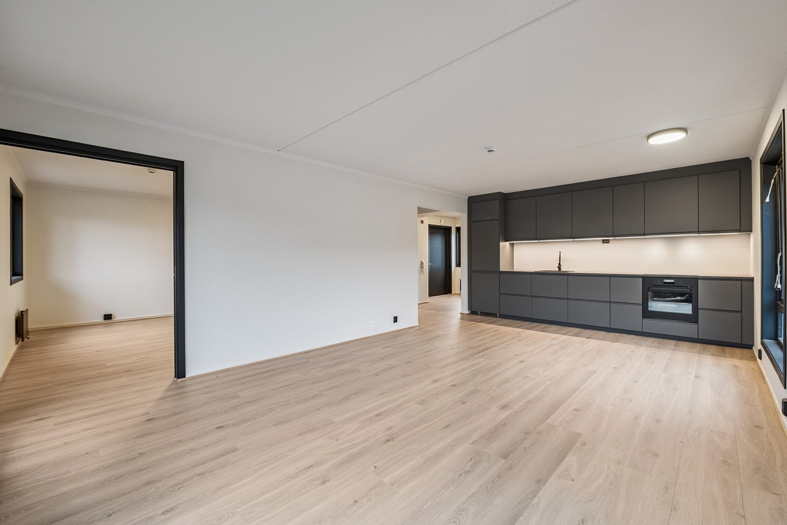 Stilig og moderne kjøkken fra 2023 med integrerte hvitevarer. Galleribilde