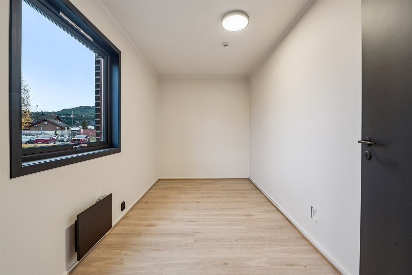 Praktisk soverom med bra lysinnslipp. Galleribilde