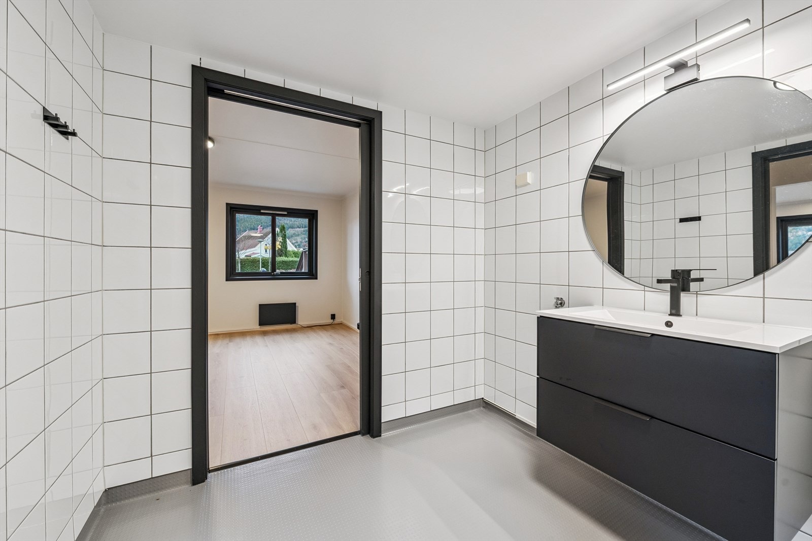 Badet har inngang fra hovedsoverommet og gang. Galleribilde