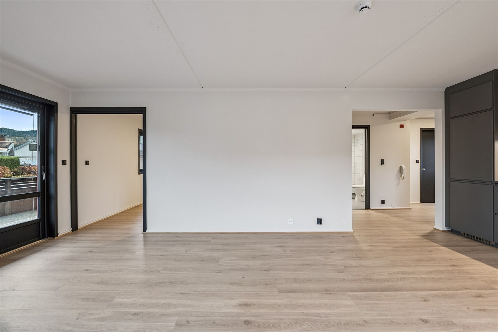 Romslig og lys stue med god plass til møblering. Galleribilde