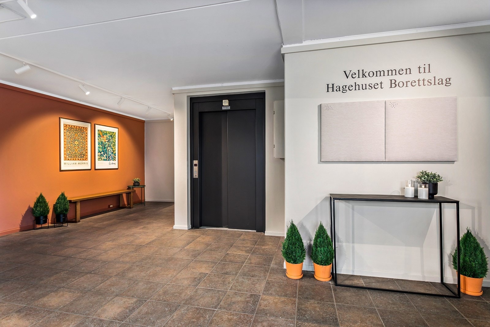 Felles hall og inngangsparti. Heis. Galleribilde