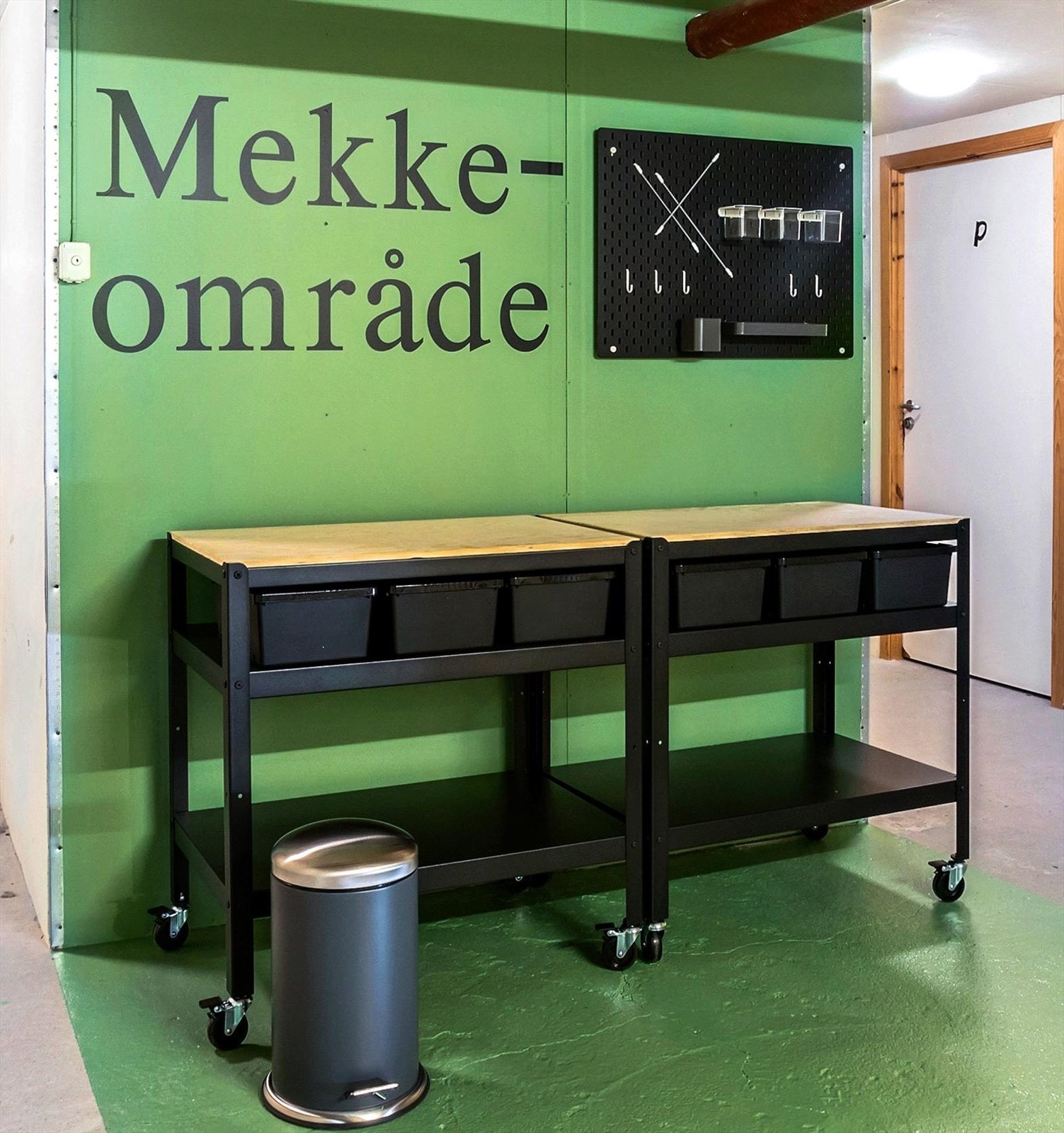 Mekkeområdet er stedet for å mekke, male, skru og reparere. Mekkeområdet ligger lett tilgjengelig ved bodene i kjelleren så det skal være lett å finne frem verktøy å sette i gang. Galleribilde